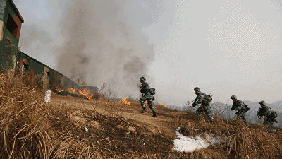 硝烟弥漫炮声震天合成营从天而降破敌阵
