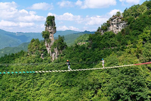 重庆深山藏着一对男女石柱,男石柱100米像伟男,女石柱呢?