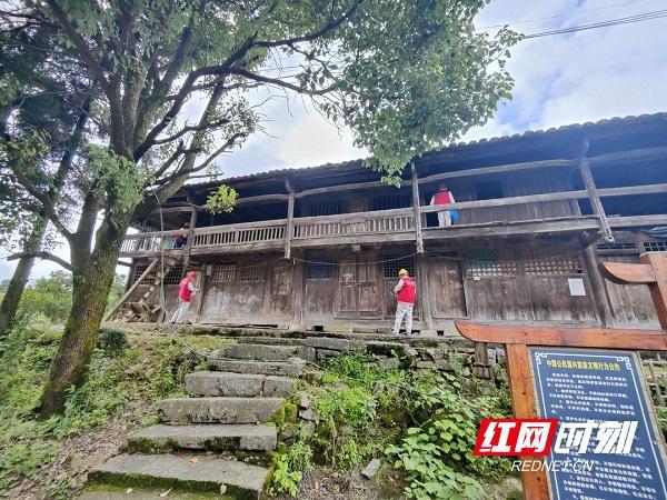 国网古丈县供电公司开展古村落安全用电检查