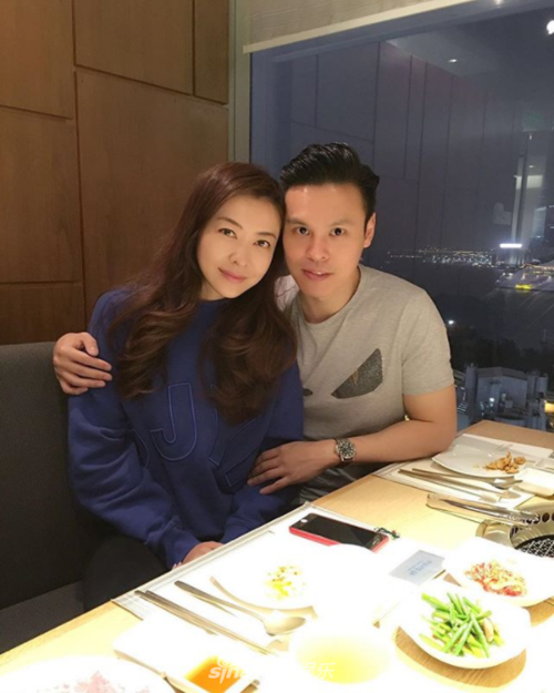 熊黛林老公带两女儿逛街妹妹一手拿着包一手牵着姐姐