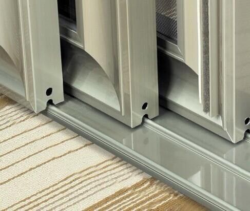 厨房门的开启方式有平开式和推拉式两种,推拉门又分上轨道式,上悬挂式