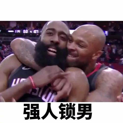 用萌萌哒的表情,   我让他改得硬气一点,   他就开始用猛男表情包了