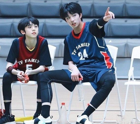 刘耀文和左航不仅同班又是同桌,食堂阿姨:送走了又来