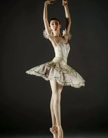 女星穿上芭蕾舞裙关晓彤显壮看到张艺凡身形堪比雕像