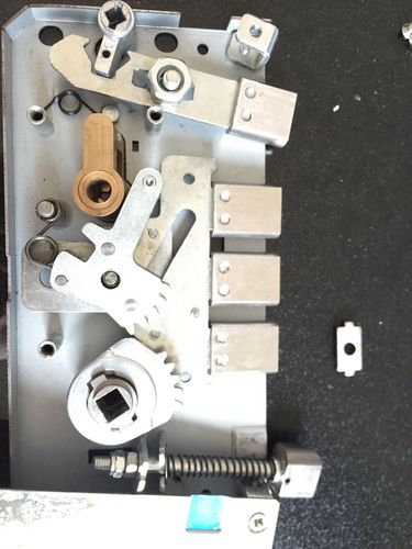 防盗门锁体结构,这个小拨片,这个怎么安装?