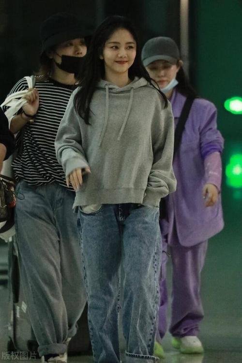 谭松韵录完快本下班卫衣搭牛仔裤简约时髦,李尖尖回归