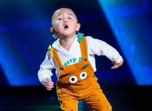 2010年出生,现在有十一岁了,那时候爆红互联网时还是一个三岁的小男孩