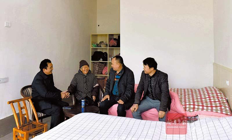 新三汇公司老总与栗坪村干部在药姑山康养中心看望老人.