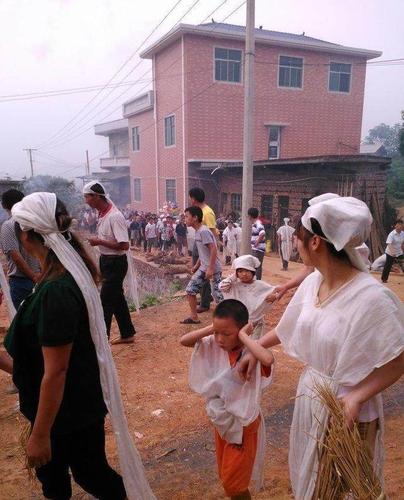 农村出殡时为何要撒纸钱放鞭炮?3个原因,民俗文化真的