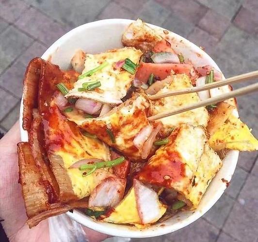 用料:烤冷面皮,鸡蛋,火腿肠,金针菇,香菜,洋葱,烧烤料,烧烤酱,油.