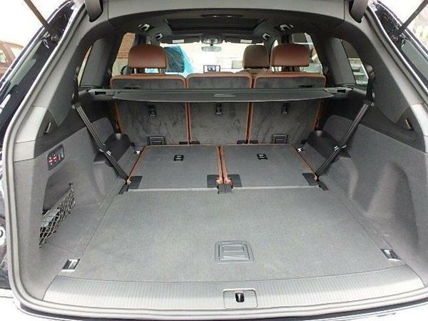 2017款奥迪q7后排空间宽敞座椅柔软舒适,包裹性强,腿部空间大,乘坐