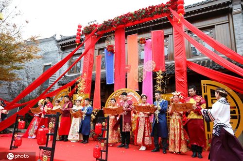 通过骑马迎亲,抬花轿,印信礼,合卺酒,执手撒帐等传统中式婚礼仪式结婚