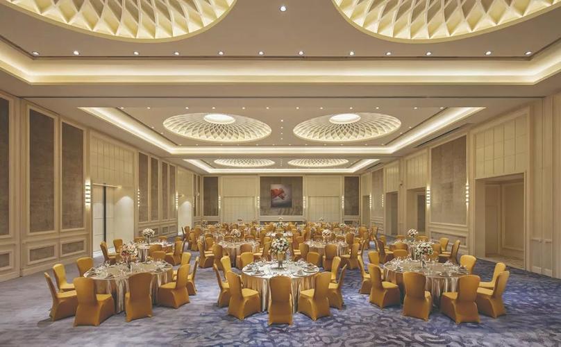 进车可平均分隔为三个独立区域,拥有自然采光至多可容纳650位圆桌晚宴