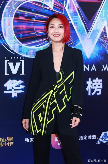 杨千嬅剪了沙宣头短发,染了红色a爆了,配黑色西装套装