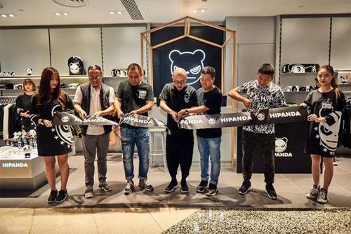 现场绘制涂鸦熊猫公仔,熊猫定制小食,更有hipanda创始人吉吉亲临剪彩