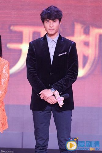 彭冠英西装写真