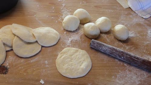 塞尔维亚螺旋面包,小面团杆成小圆面皮.