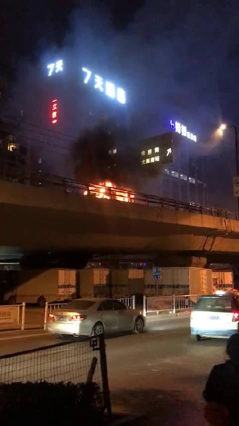 南中环建设路口高架桥上有车辆着火,火势凶猛,请过往