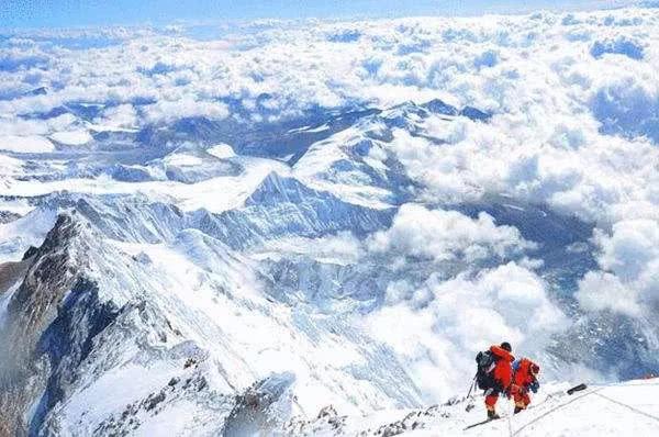 谁在征服喜马拉雅山?已经有2000多人完成,还有100多人