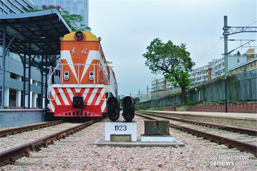 月台,火车,信号灯,大树,寂静的老火车道因为它们的存在显得热闹一些.