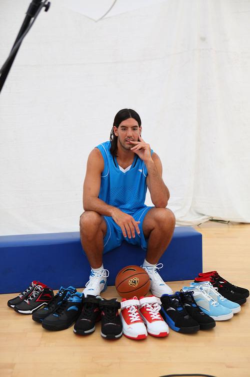 正文    新浪体育讯 北京时间6月3日,斯科拉于2日在上海拍摄了安踏新