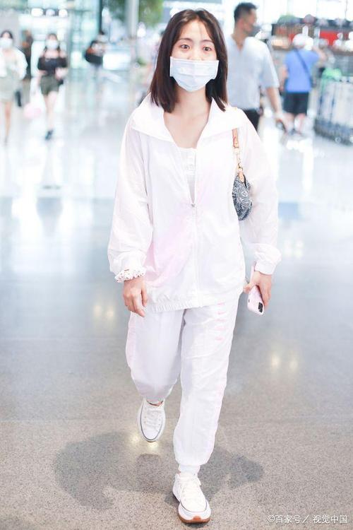 清爽少女!"司徒末"邢菲机场摘口罩露清纯甜美笑颜