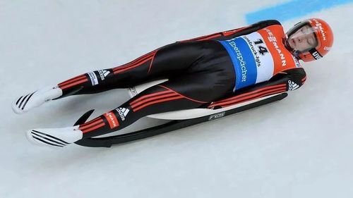 欢迎来到冬奥会的世界 无舵雪橇 无舵雪橇,也称平底雪橇,运动雪橇或