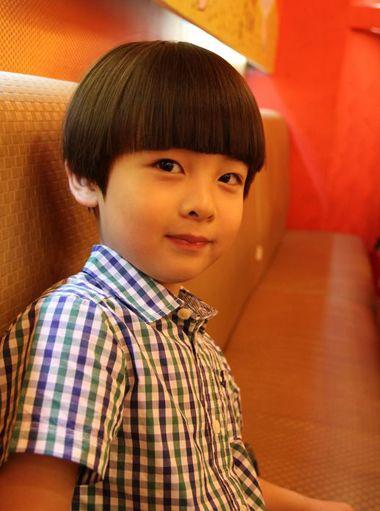 包子脸小男孩齐 刘海 蘑菇头短发发型