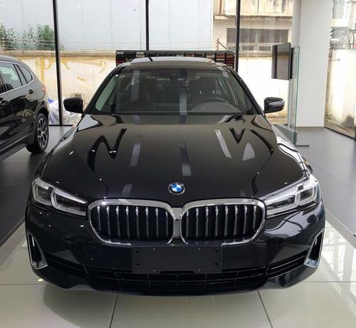 2021款宝马5系实车到店!黑色车身很获赞,车长超5.1米配2.0t