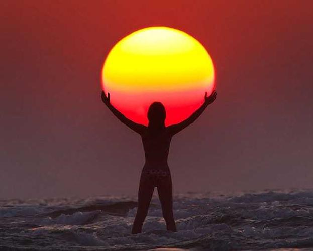 为什么日出和日落的时候可以看清太阳的轮廓?