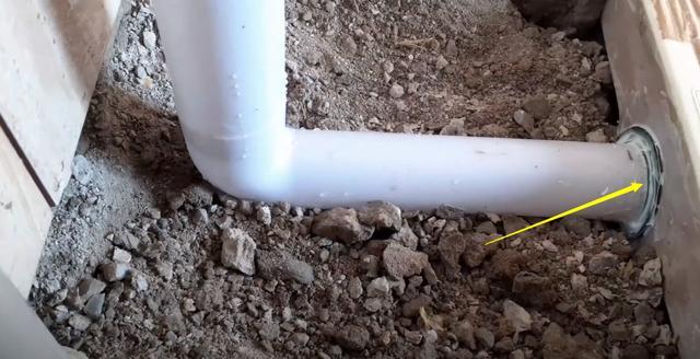 与马桶比,蹲坑安装也太简单了,卫生间水泥齐平铺上瓷砖就完工了