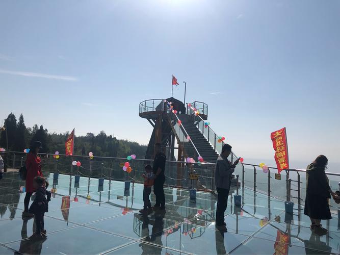 玩完玻璃栈道,我们又来到玻璃滑道这里,体验了一下高空滑下的感觉,好