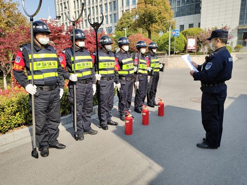 培训大队大队长沈宝猛组织队员学习防刀斧砍杀,自焚,纵火应急处突预案