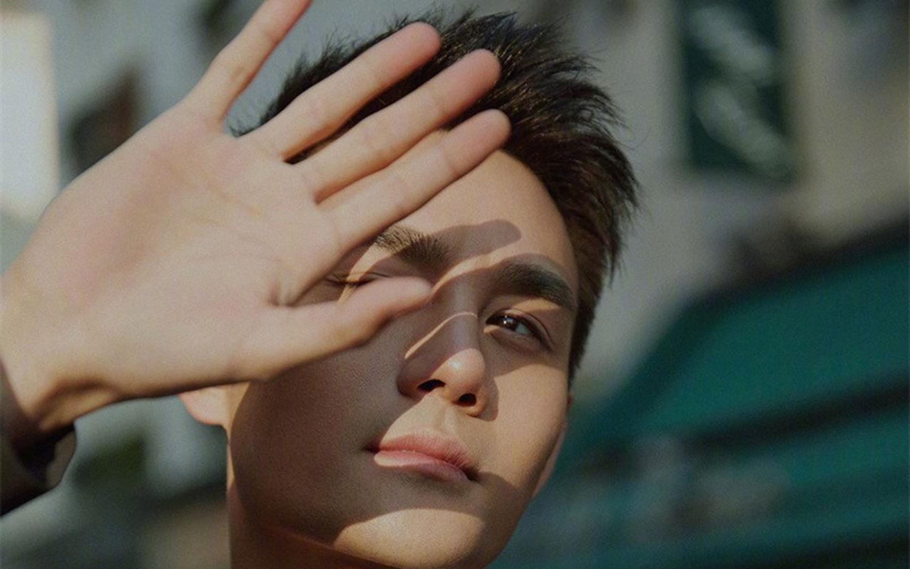 王凯巴黎街头轻熟男写真桌面壁纸