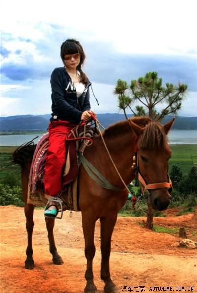 因为事先知道要骑马走很久,我们都特意穿了长裤,老婆没有适合的鞋子索