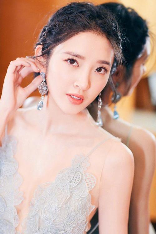 唐艺昕写真图,清丽甜美,身材迷人