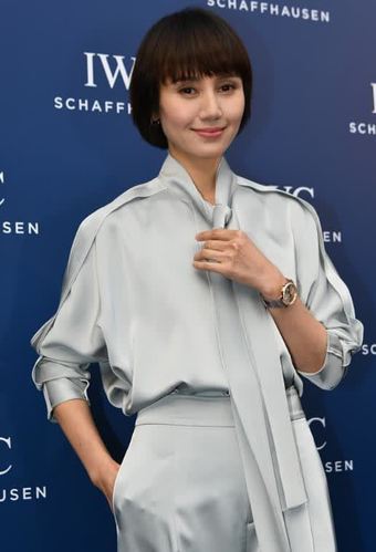 袁泉瘦到不用修图,穿缎面套装显温柔大方,42岁气质依然是女神级