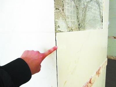 住房大厅瓷砖大块掉落一个多月无人修补