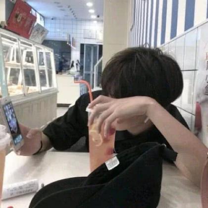 抱腿孤独的头像