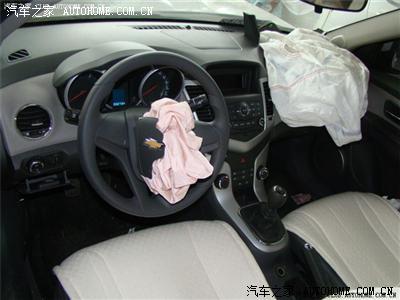 安全气囊弹出来的位置