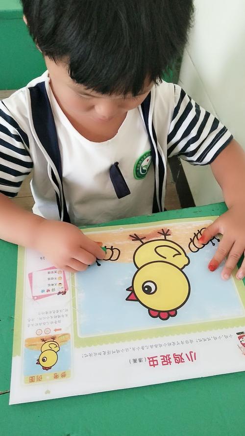 今天我们宝宝们画的《小鸡捉虫》,棒棒哒