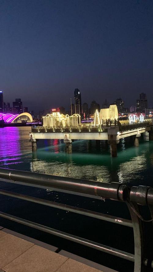 青岛情人坝夜景更好一些