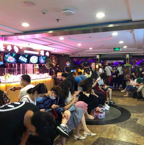 拥堵的2020七夕:网红餐厅排队149桌,有人趁等位时加班