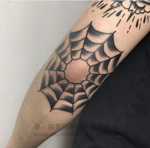 肘部黑灰蜘蛛网纹身图案