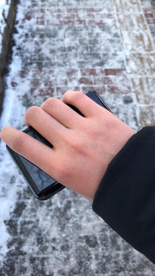 背后的真实 冻红的手