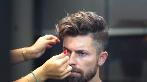 男士发型两边短波浪卷发,侧背头帅气有型撩人,看完想烫头发.