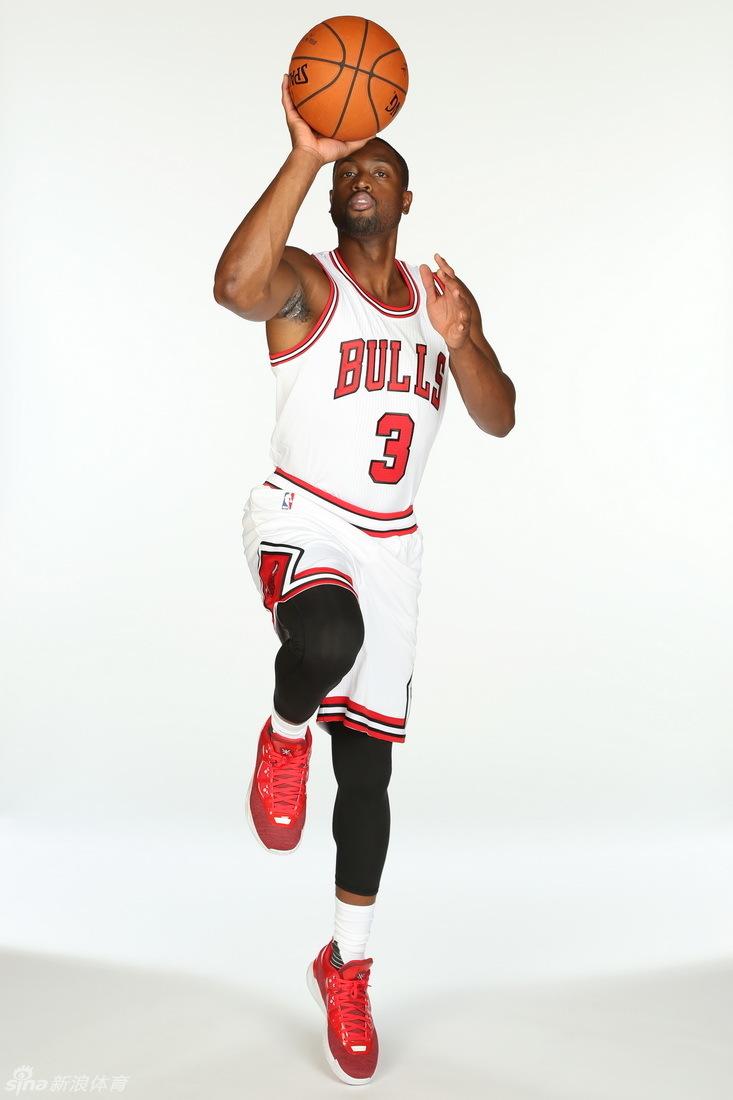 2/ 11北京时间7月30日,韦德正式亮相新东家公牛队,并拍摄定妆照.