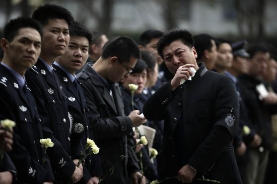 上海为被拖行牺牲交警开追悼会