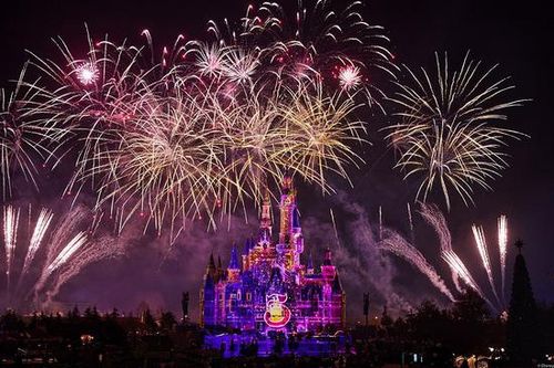 特别版烟花在上海迪士尼上空绽放 米奇米妮送新年祝福