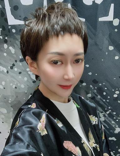 锯齿状短发一般会作用在这种超短的刘海上面,露出整个脸庞,展现自己的